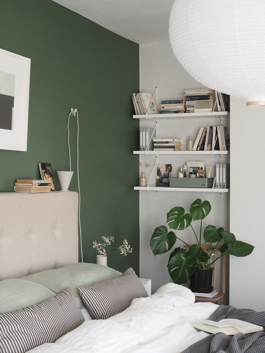 комната с зелеными стенами и белой мебелью