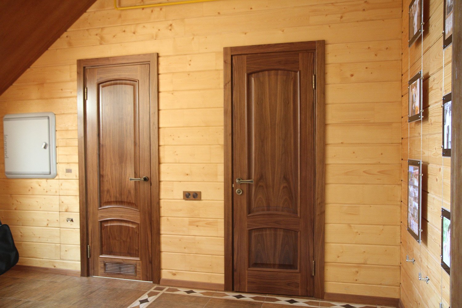 Установить дверь в деревянный дом. Двери в деревянном доме. Деревянная дверь в деревянном доме. Межкомнатные двери в деревянном доме. Межкомнатные двери в брусовом доме.