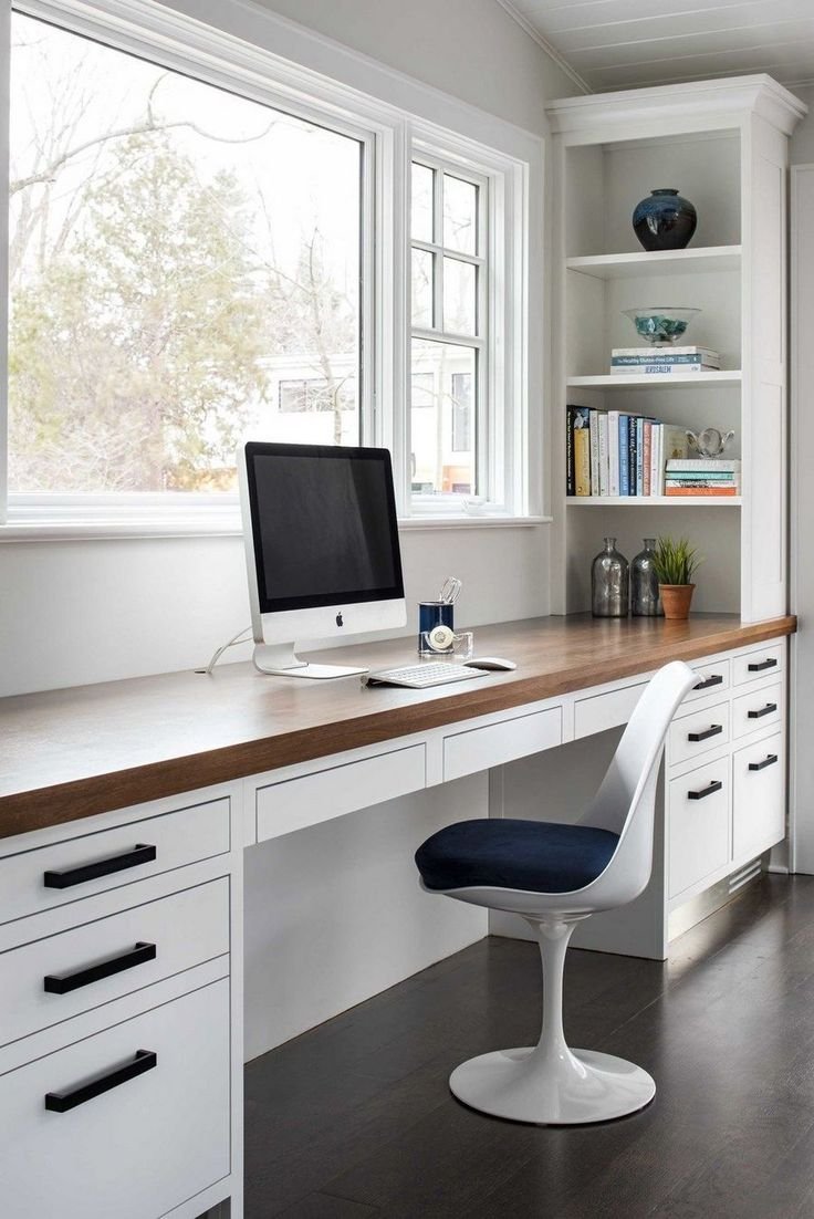 письменный стол с подоконником и шкафами