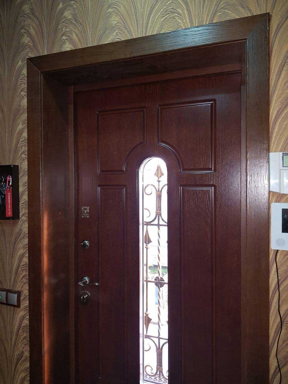 Входная дверь отделка внутри. Обналичник на входную дверь с откосами. Откосы входной двери Торекс. Отделка наличниками входной двери. Отделка входной двери изнутри.