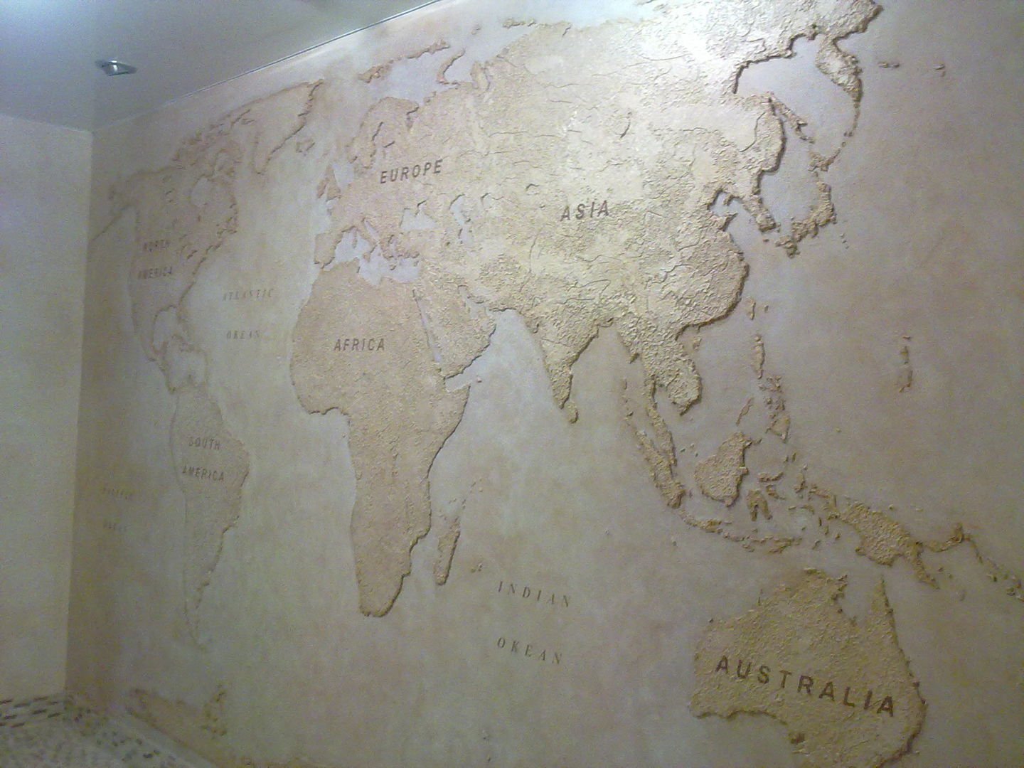 Декоративная штукатурка карта мира в интерьере - 63 фото