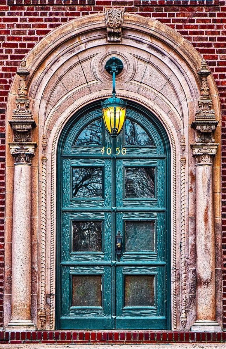 Красивые старые двери. Старинная дверь. Красивые старинные двери. Винтажная входная дверь. Старинные входные двери.