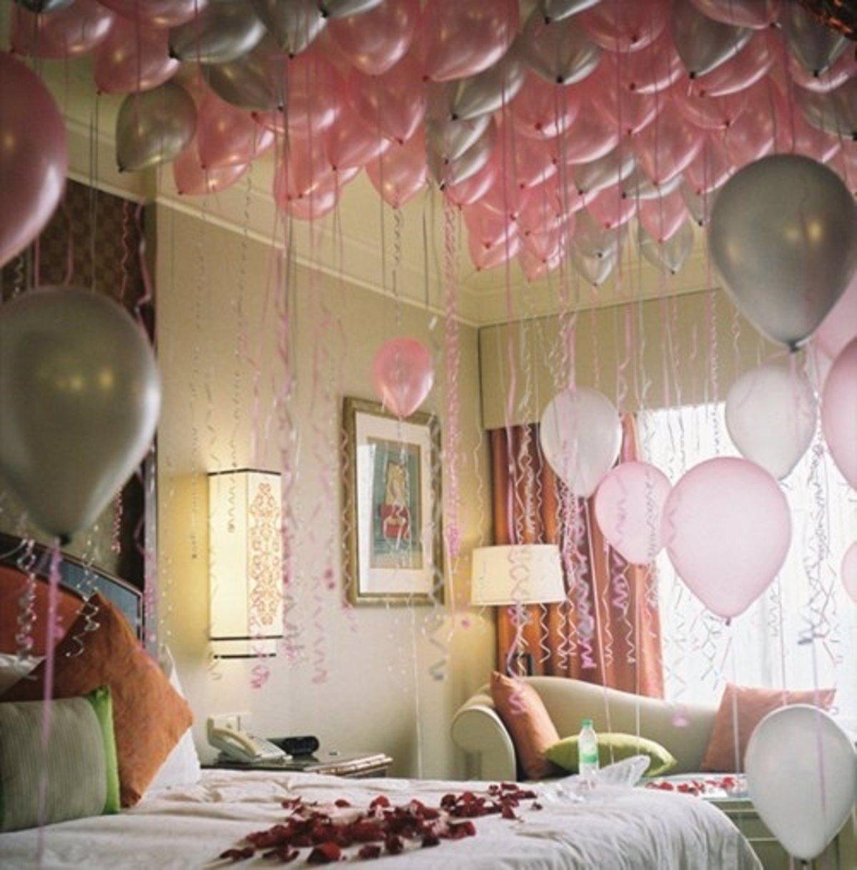 Комната с шарами. Украшение комнаты на день рождения. Украшение комнаты шарами. Украсить комнату шариками. Украшение комнаты шариками на день рождения.