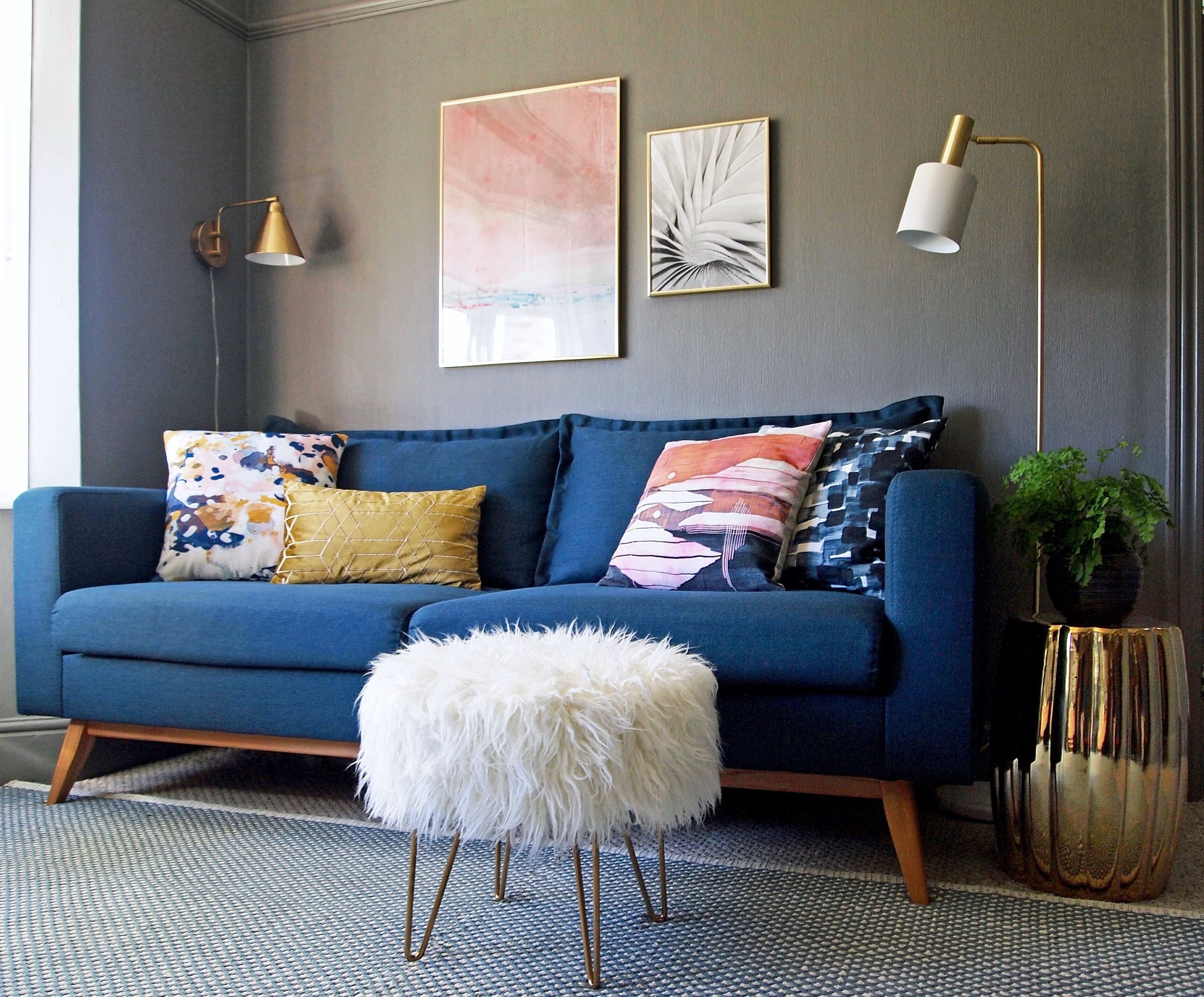 Синий диван в интерьере гостиной - 72 фото