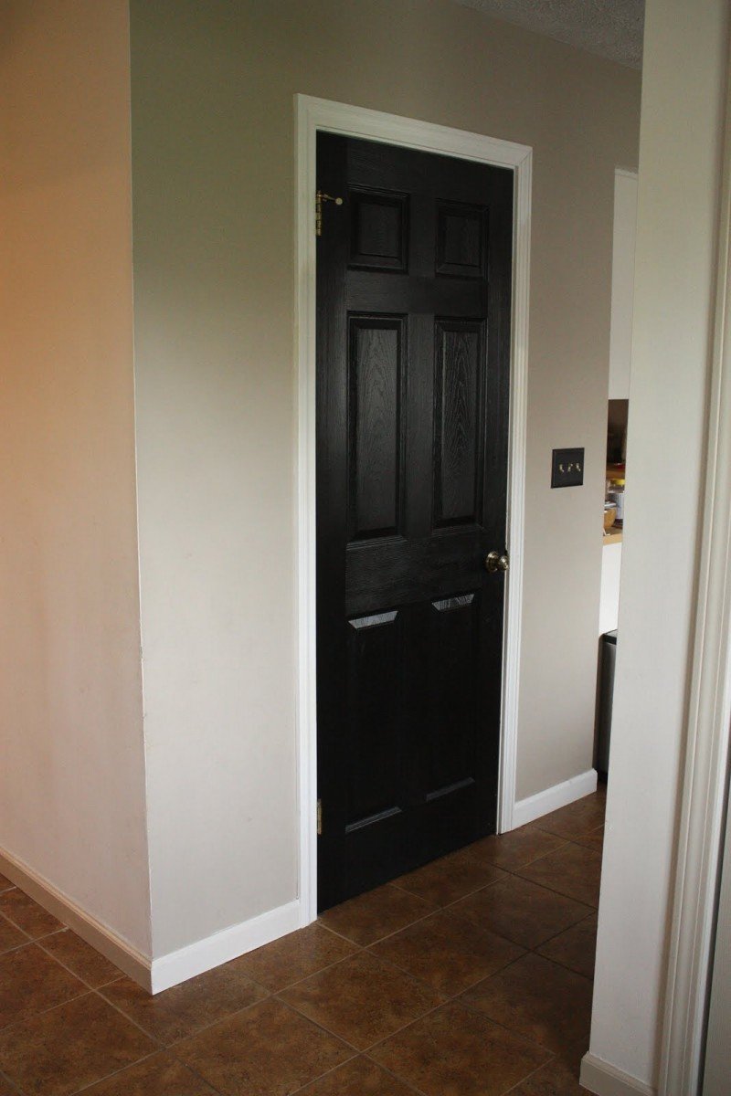 белый плинтус и коричневые двери в интерьере