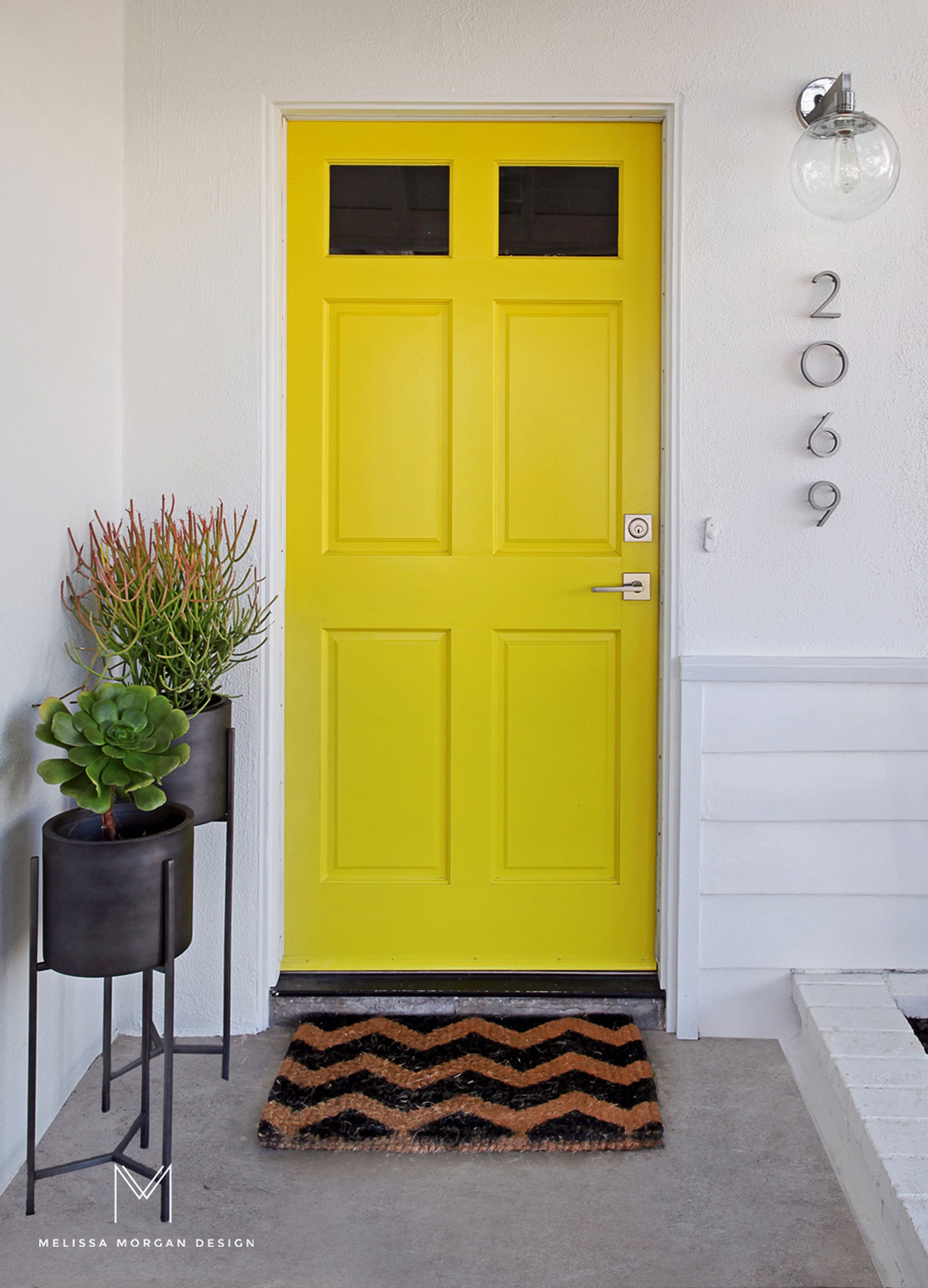 Желтый цвет двери