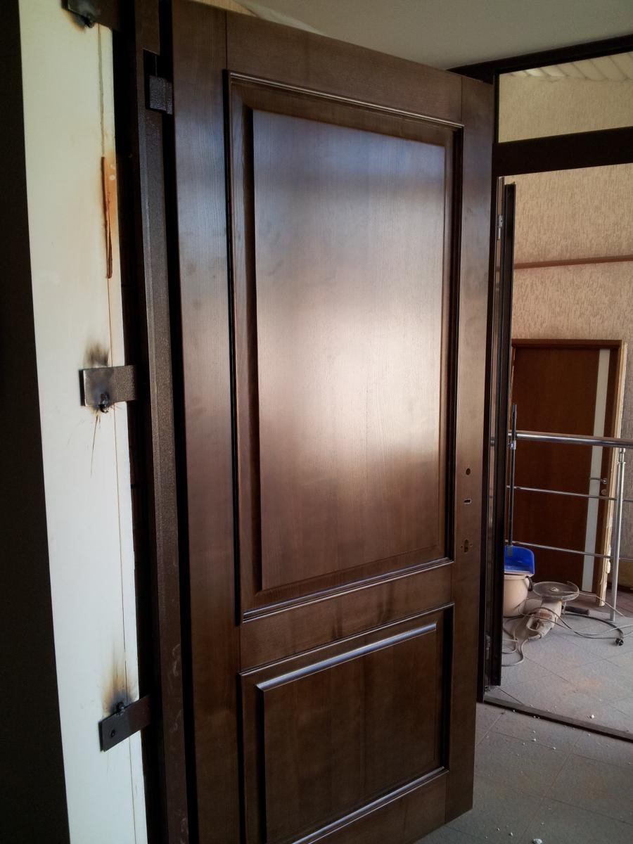 Дверь металлическая с деревянной обшивкой