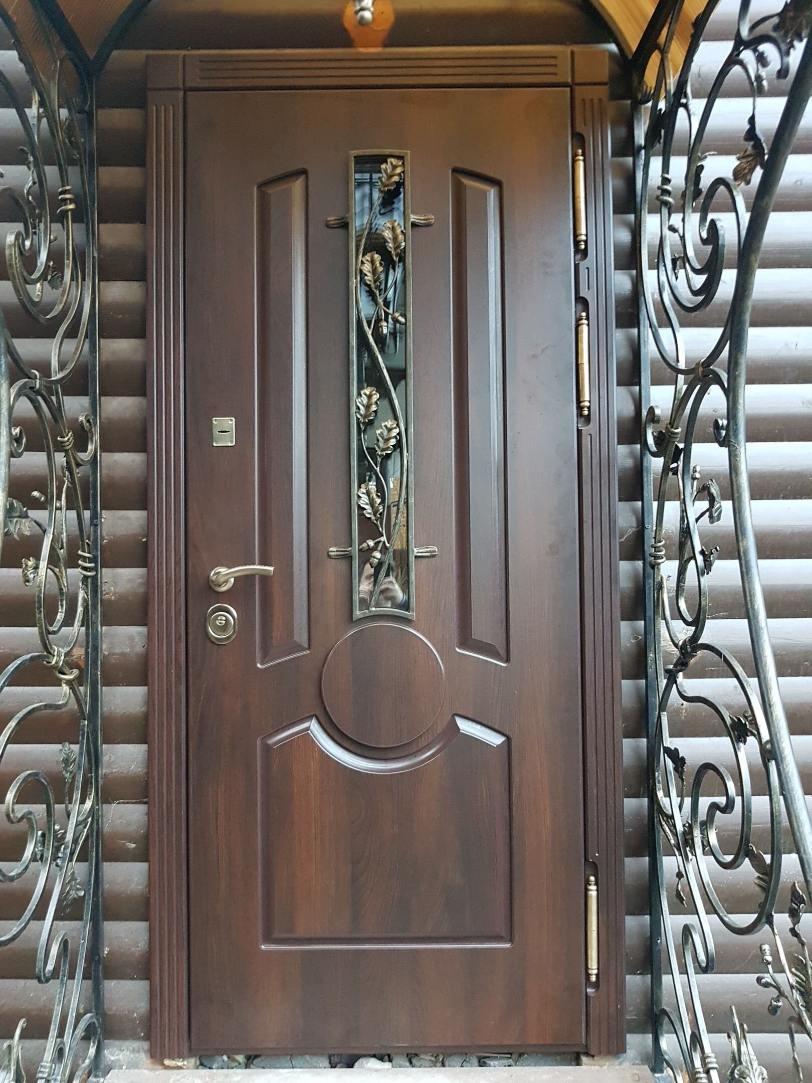 Обшивка входных металлических дверей. Входная дверь. Вход в дверь. Дверь стальная входная. Дверь металлическая входная отделанная деревом.