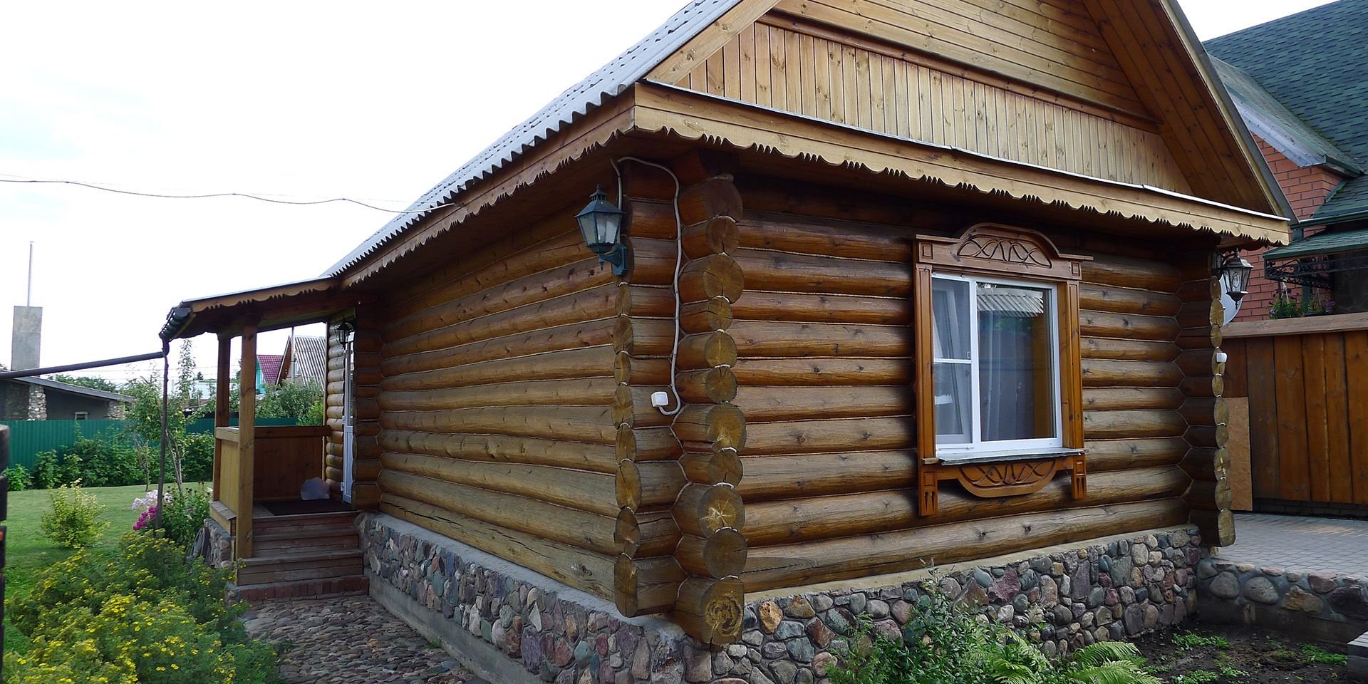 Дачный дом из бревна в деревенском стиле