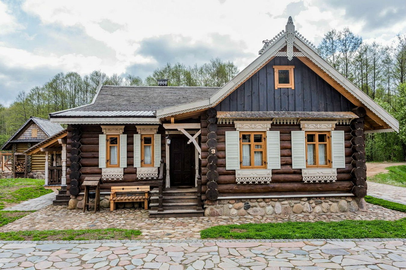 Дачный дом из бревна в деревенском стиле