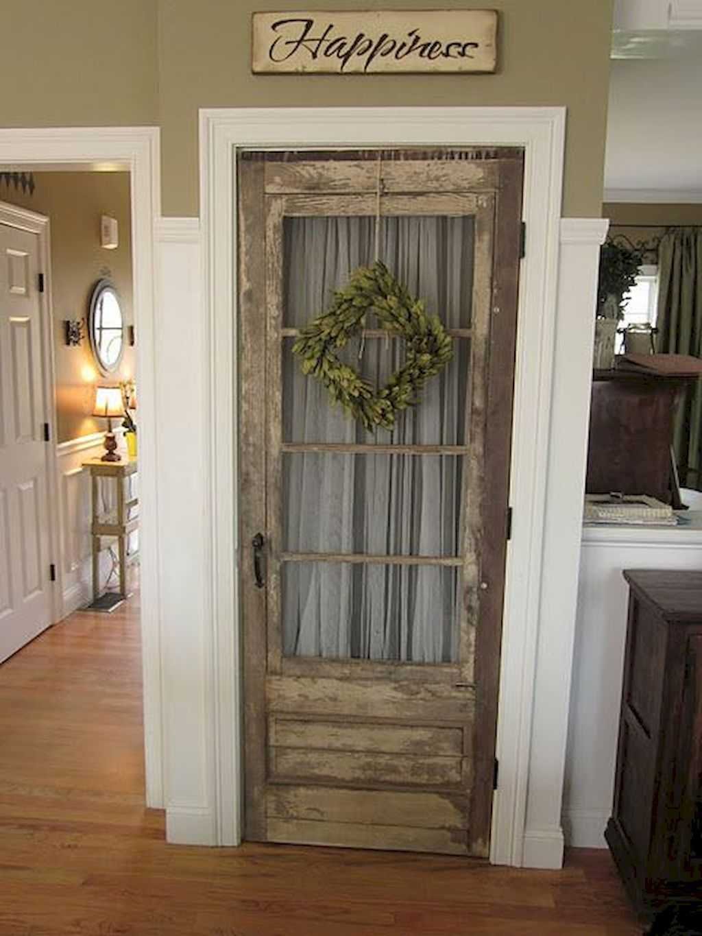 Как красиво оформить дверь. Двери шебби Шик межкомнатные. Старинные двери в интерьере. Старая дверь со стеклом. Винтажные межкомнатные двери.