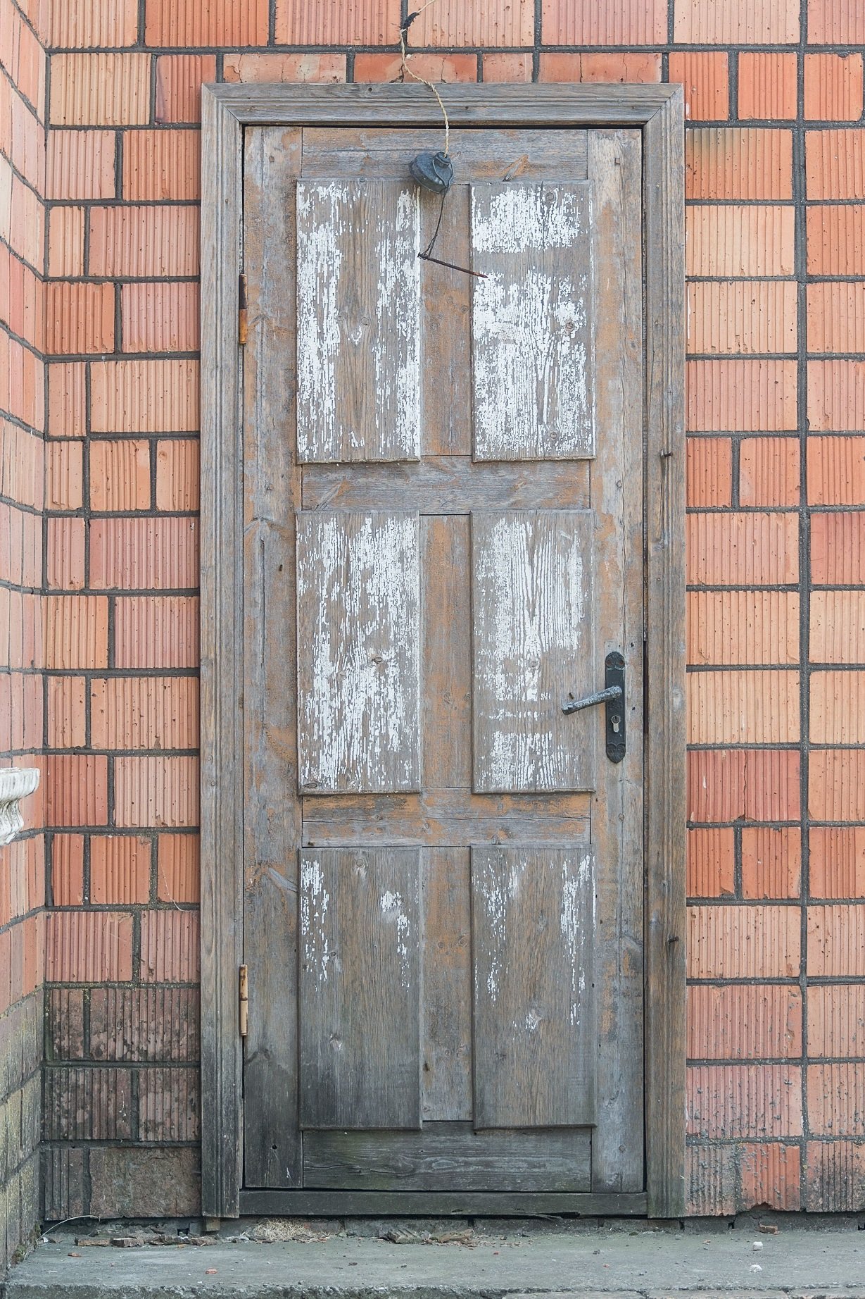 Старые входные двери в квартире. Старая деревянная дверь. Старая входная дверь. Старая деревянная входная дверь. Советская входная дверь.