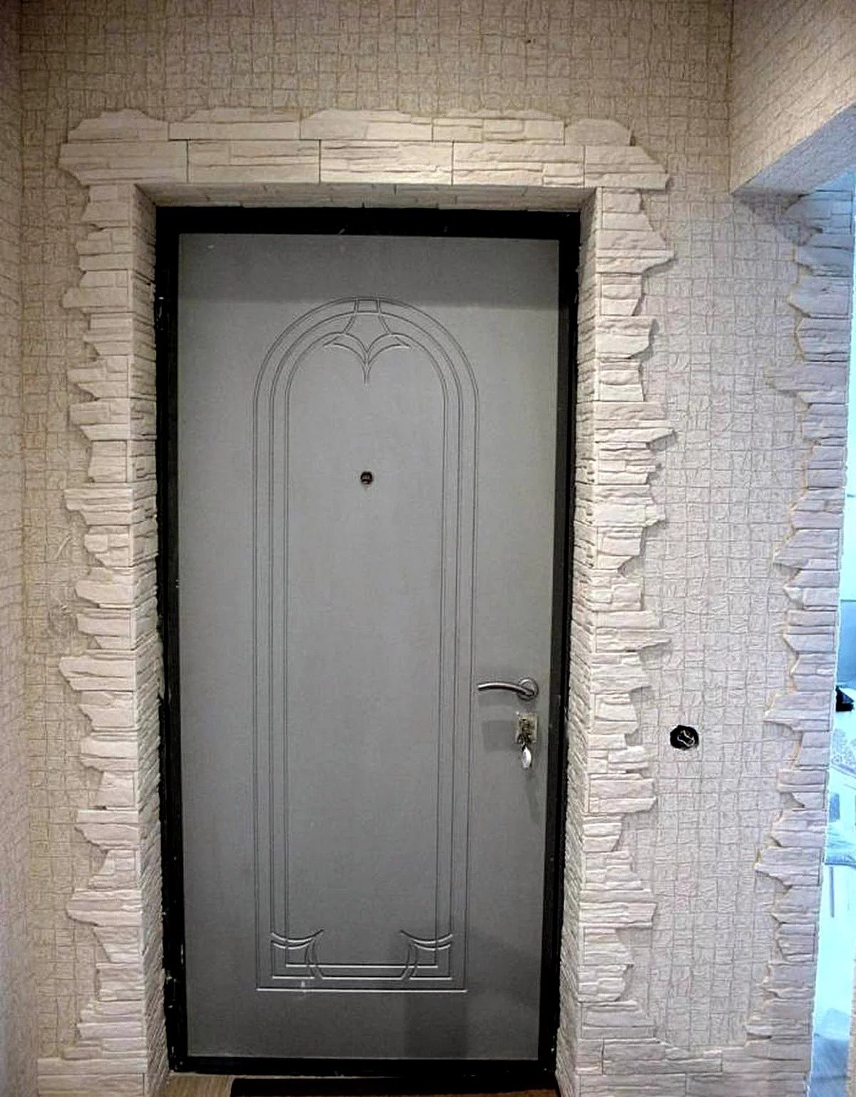 Как сделать отделку дверных проемов декоративным камнем?