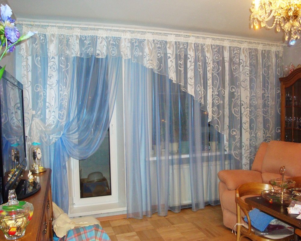 оформление окна шторами с балконной дверью в гостиной