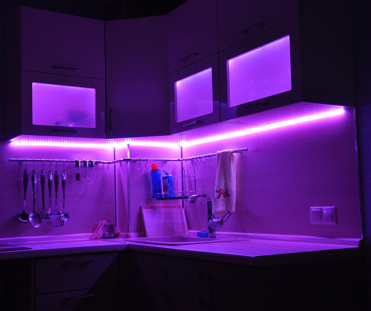 Купить кухонную подсветку. Светодиодная лента на кухню. Фиолетовая РГБ подсветка. Светодиодная подсветка для кухни. Неоновая подсветка кухни.