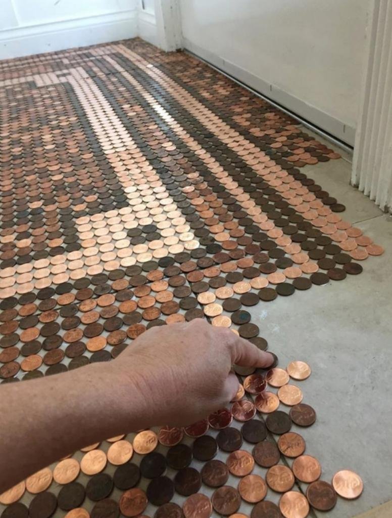 Женщина сделала просто потрясающий пол из 7500 монет