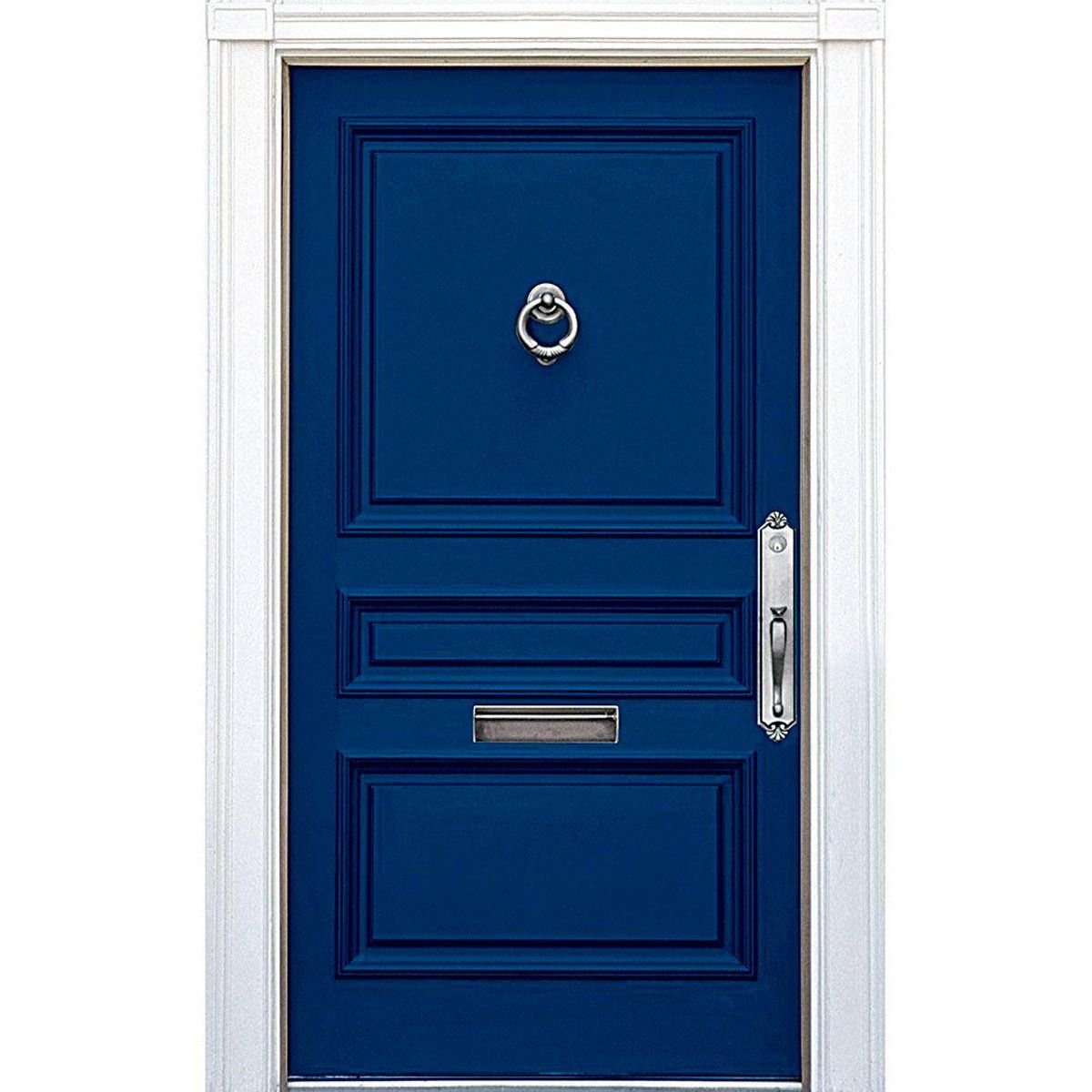 Синяя входная классическая дверь