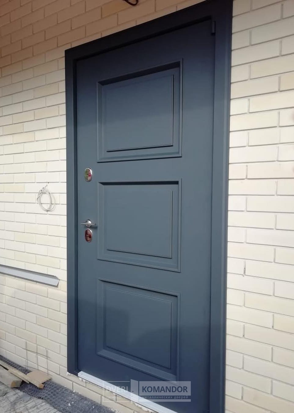 Алюминиевая дверь с терморазрывом ral 7024. Входная дверь RAL 7024. Дверь с терморазрывом RAL 7024. RAL 7016 дверь. Двери рал 7043.
