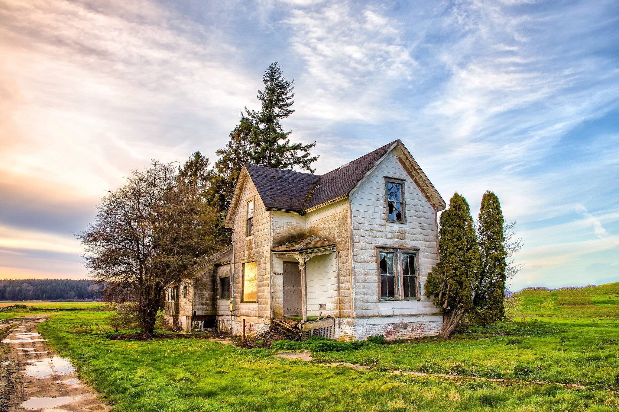 Одиноко стоящий дом. Старенький домик в США В поле. Деревенский домик. Красивый дом в деревне. Сельский домик.