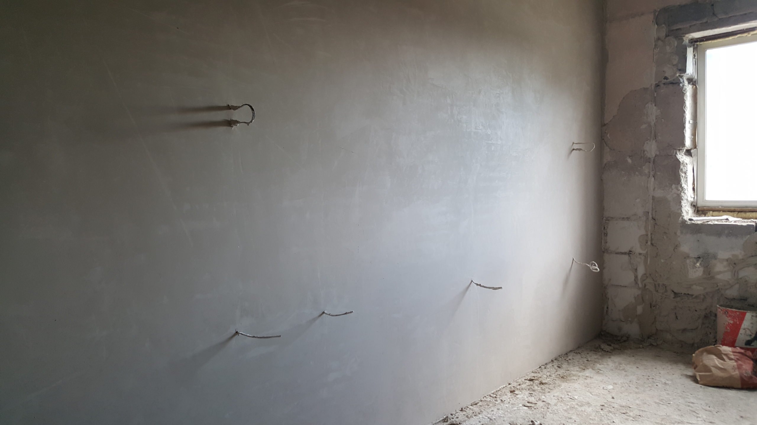 Идеально ровная стена. Поштукатуренные стены. Оштукатуренная стена. Штукатурка стен в квартире. Черновая шпаклевка стен.