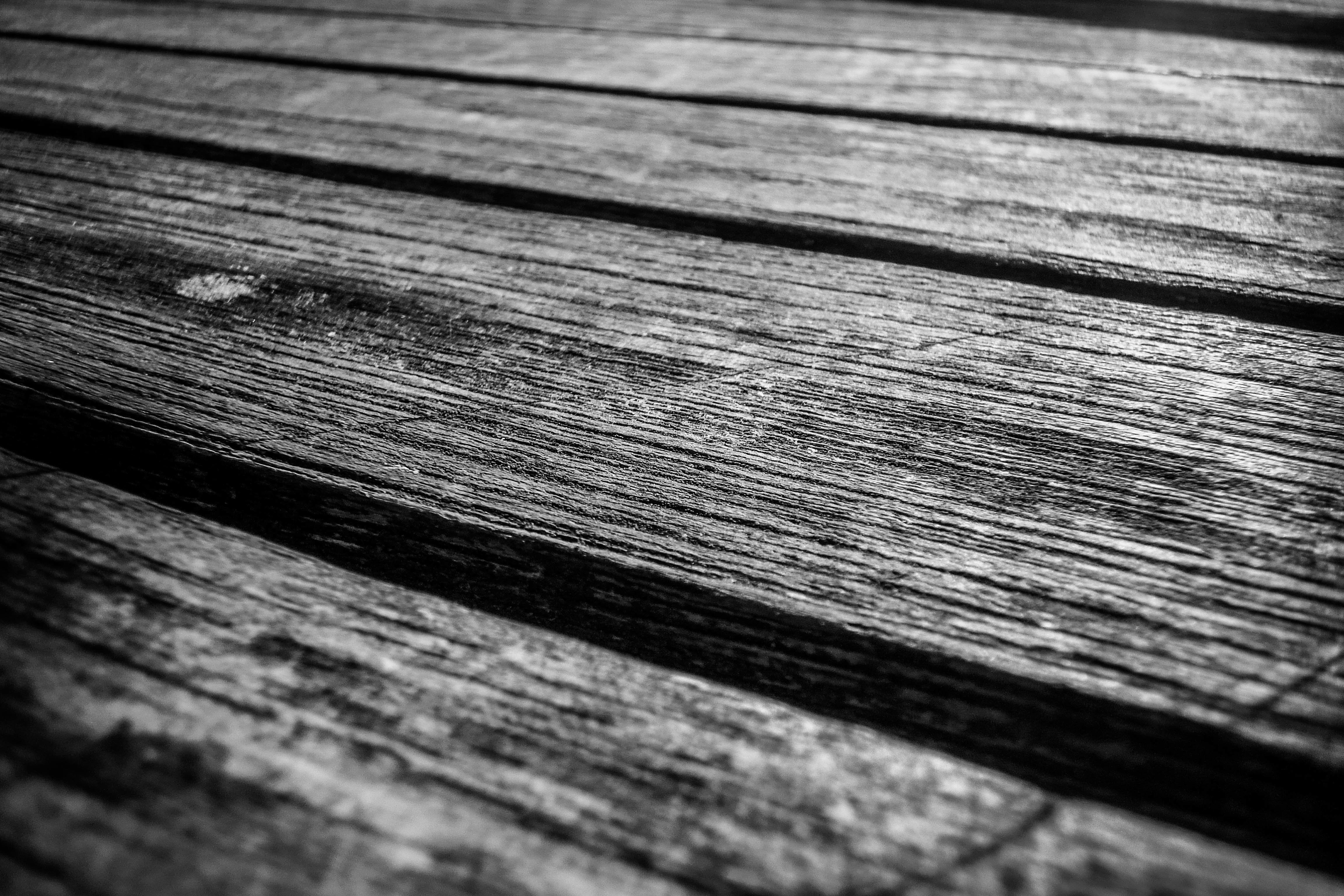 Черное дерево. Поверхность стола. Фактура дерева. Деревянная текстура. Темный деревянный стол.
