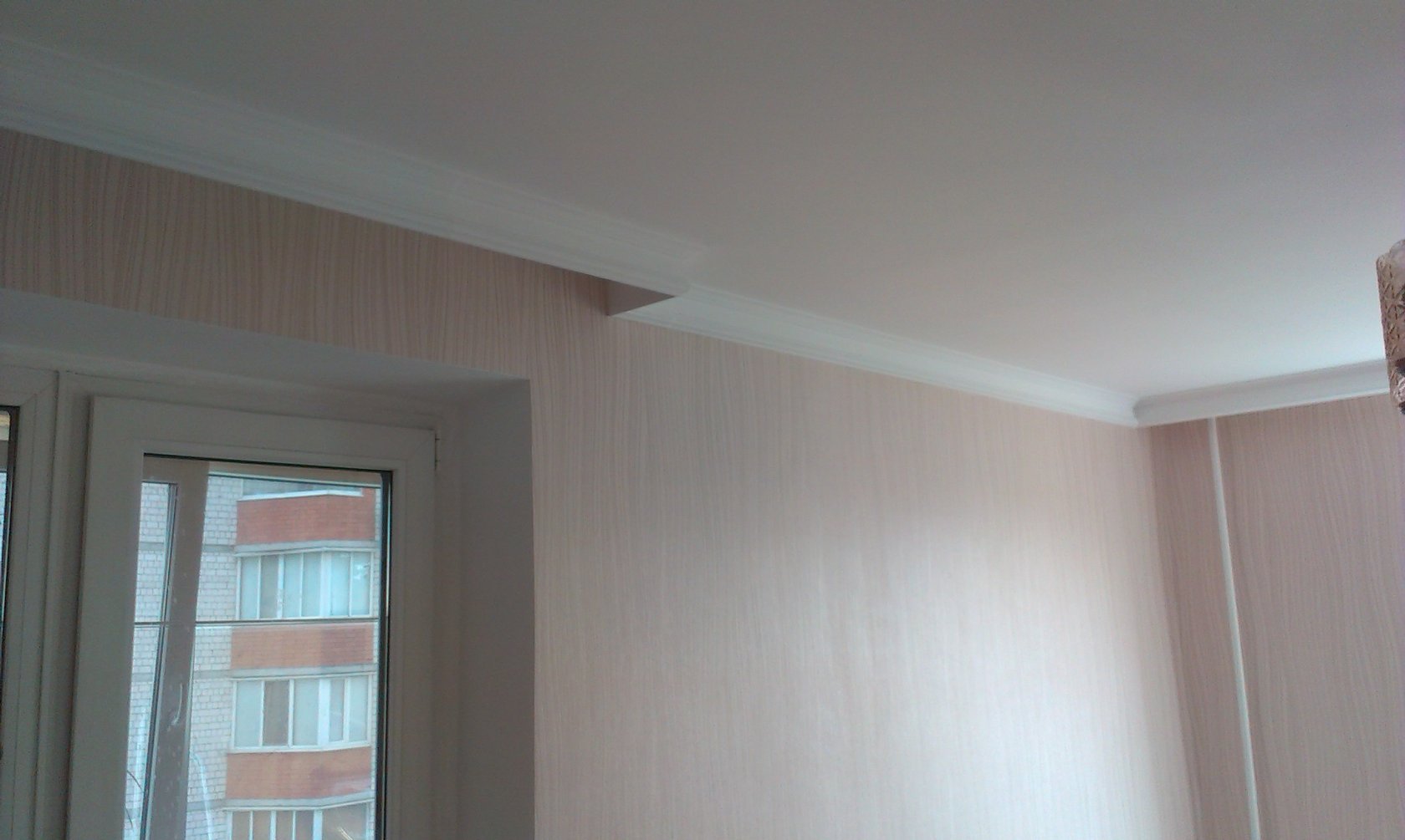 Потолок из гипсокартона с нишей для штор