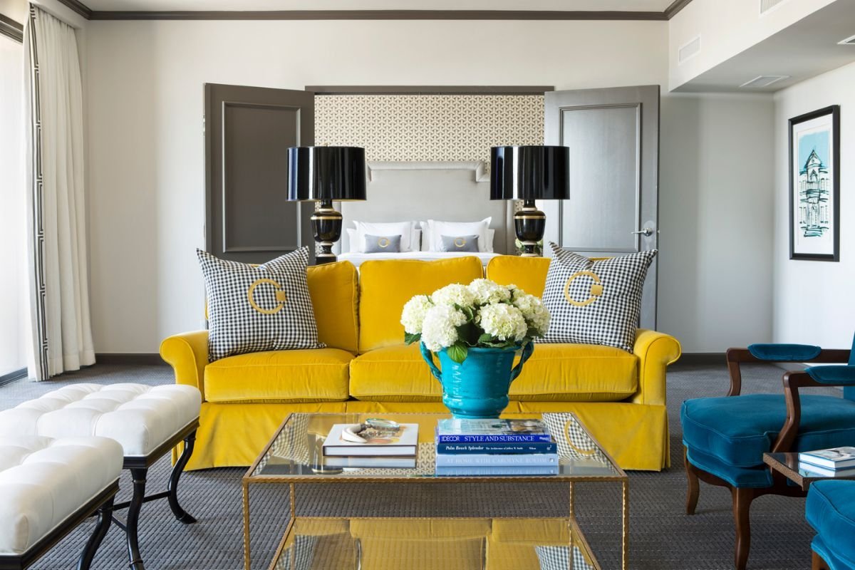 Сочетание цветов в интерьере гостиной серый. Гостиная с желтым диваном. Серый и желтый в интерьере. Серый и горчичный в интерьере. Сочетание желтого в интерьере.