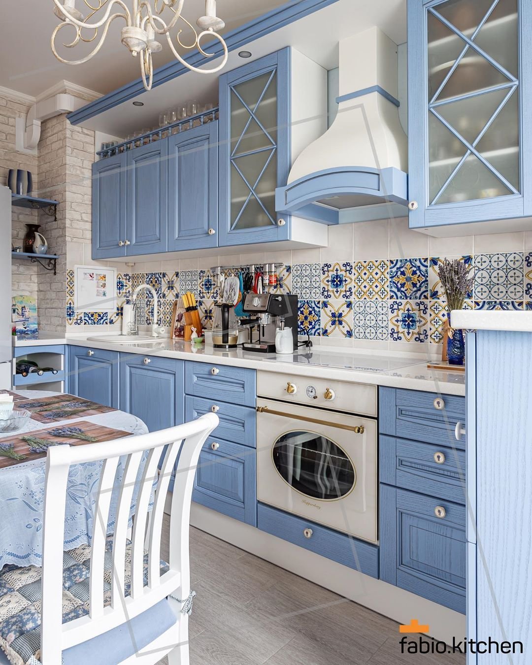 Кухня голубого цвета в стиле кантри