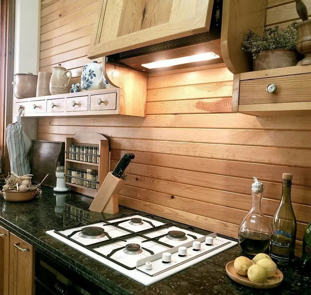 Кухонный фартук в деревянном доме