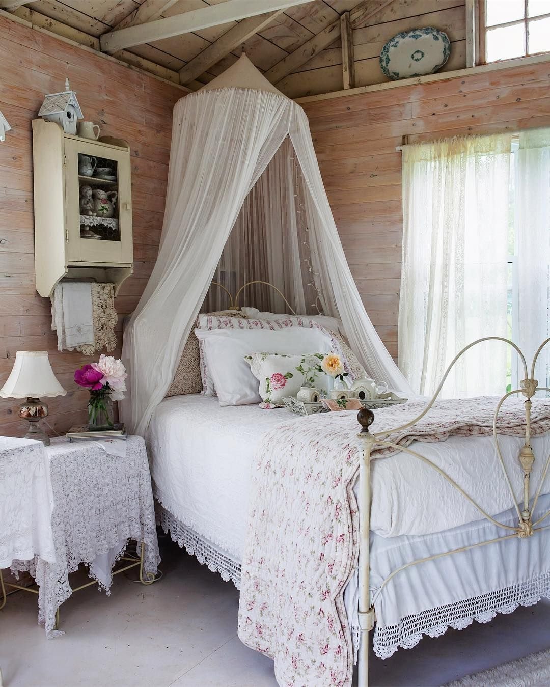 Маленькая спальня в стиле прованс на даче