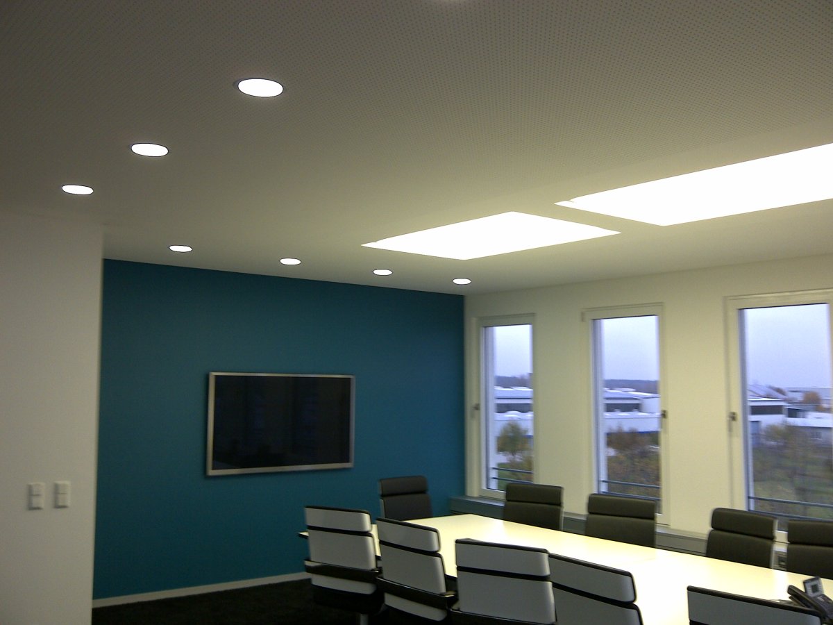 Потолок с подсветкой в спальне