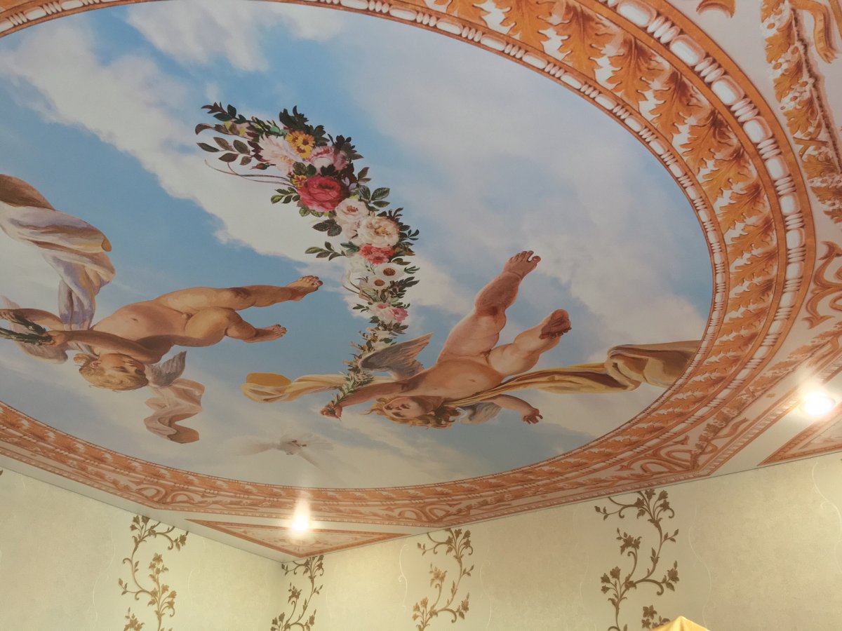 Потолок из гипсокартона с фреской