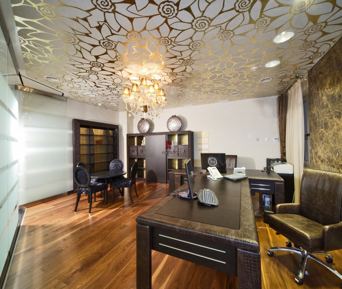 Натяжной потолок в спальне