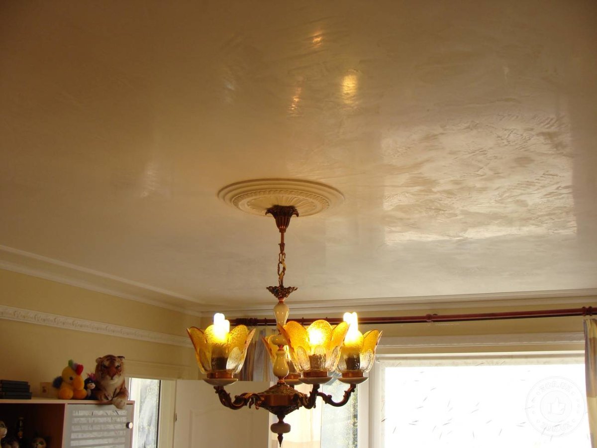 Бордовый потолок