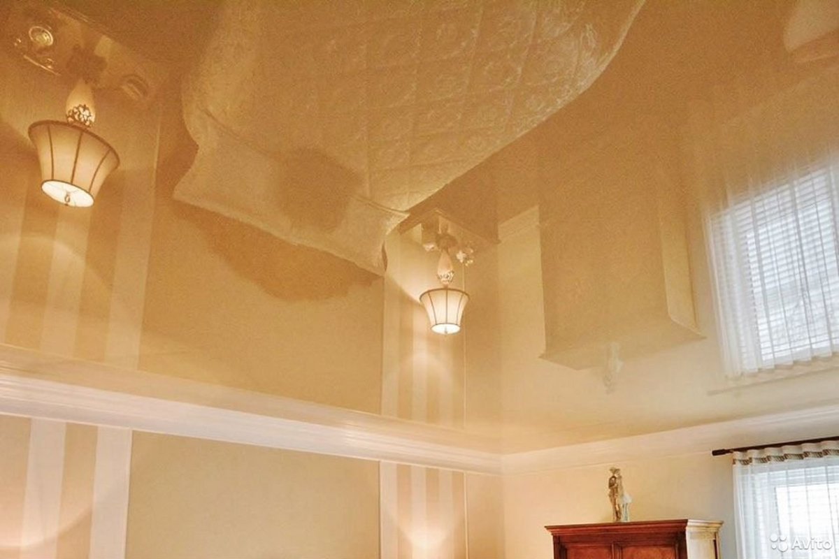 Чем обклеить потолок в комнате