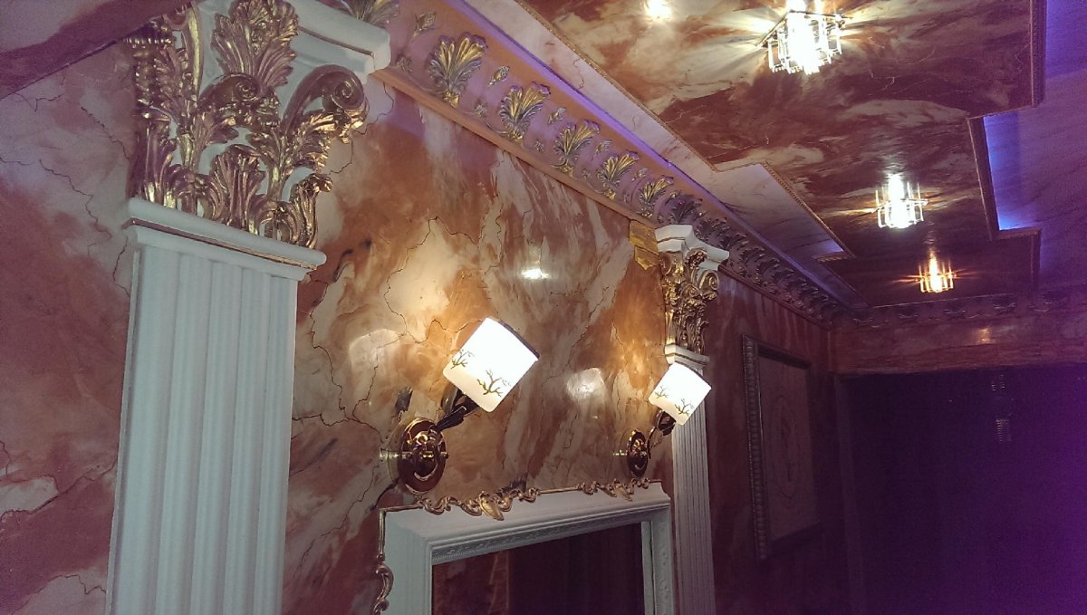 Красный потолок в ванной