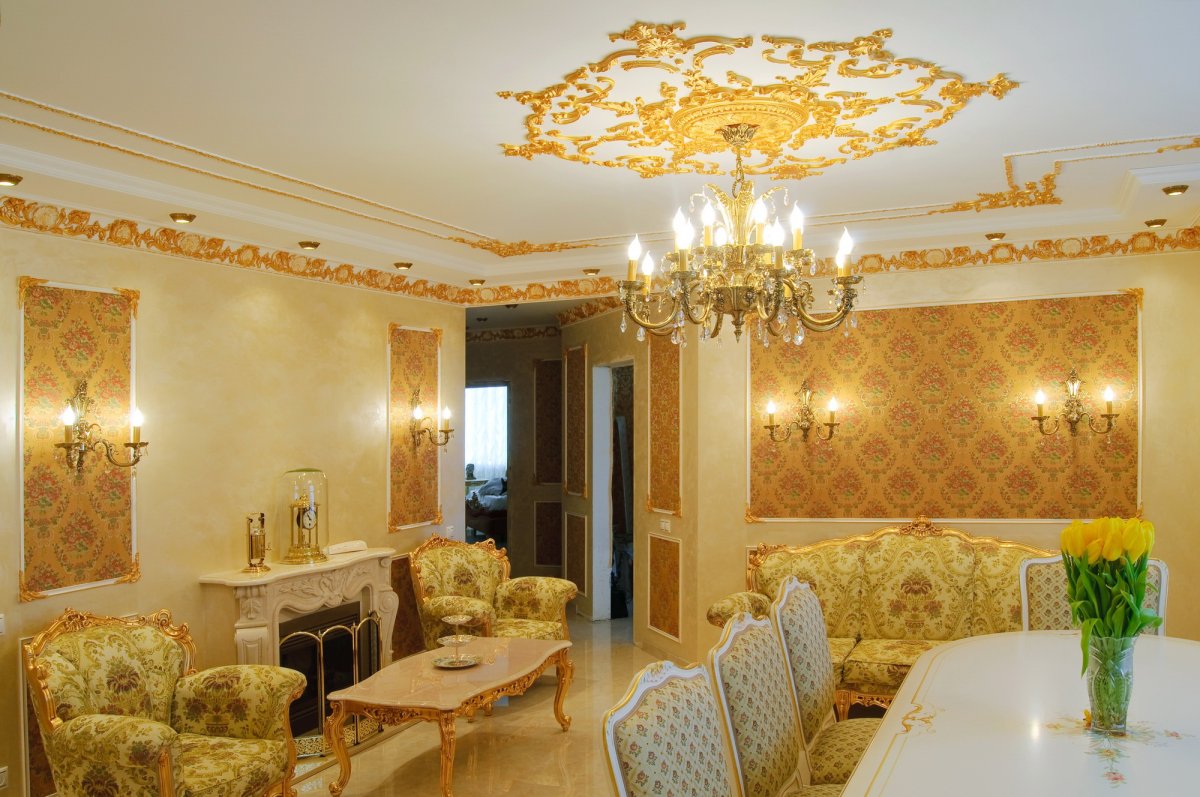 Потолок бордовый спальня