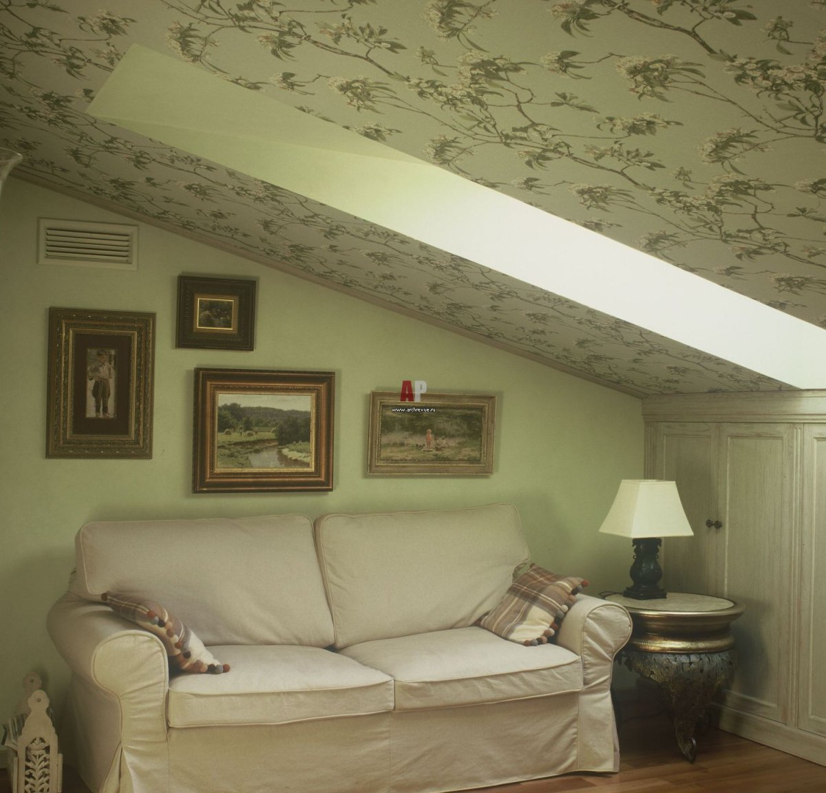 Серый потолок