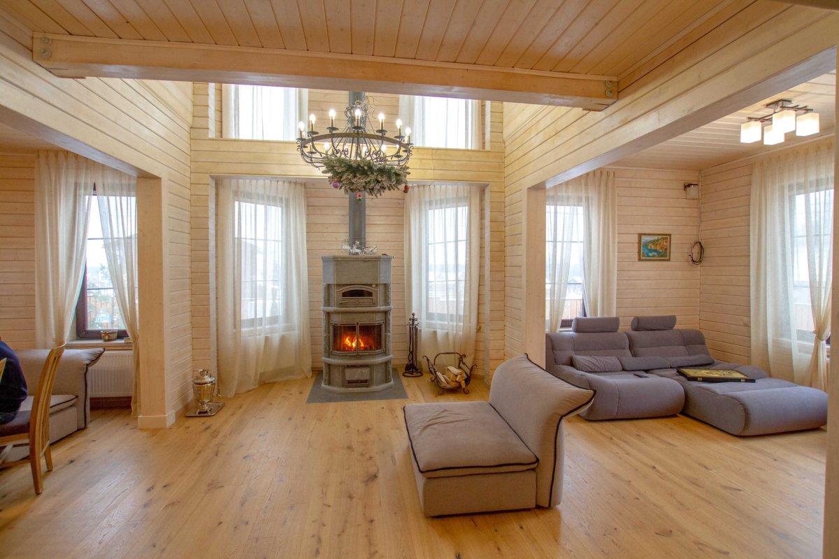 Гостиная в доме из клееного бруса