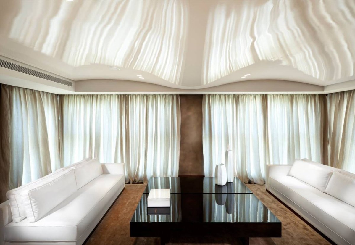 Черный натяжной потолок в интерьере