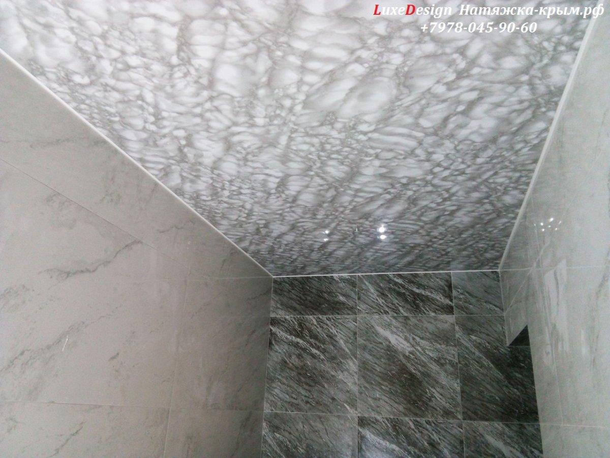 Глянцевый натяжной потолок