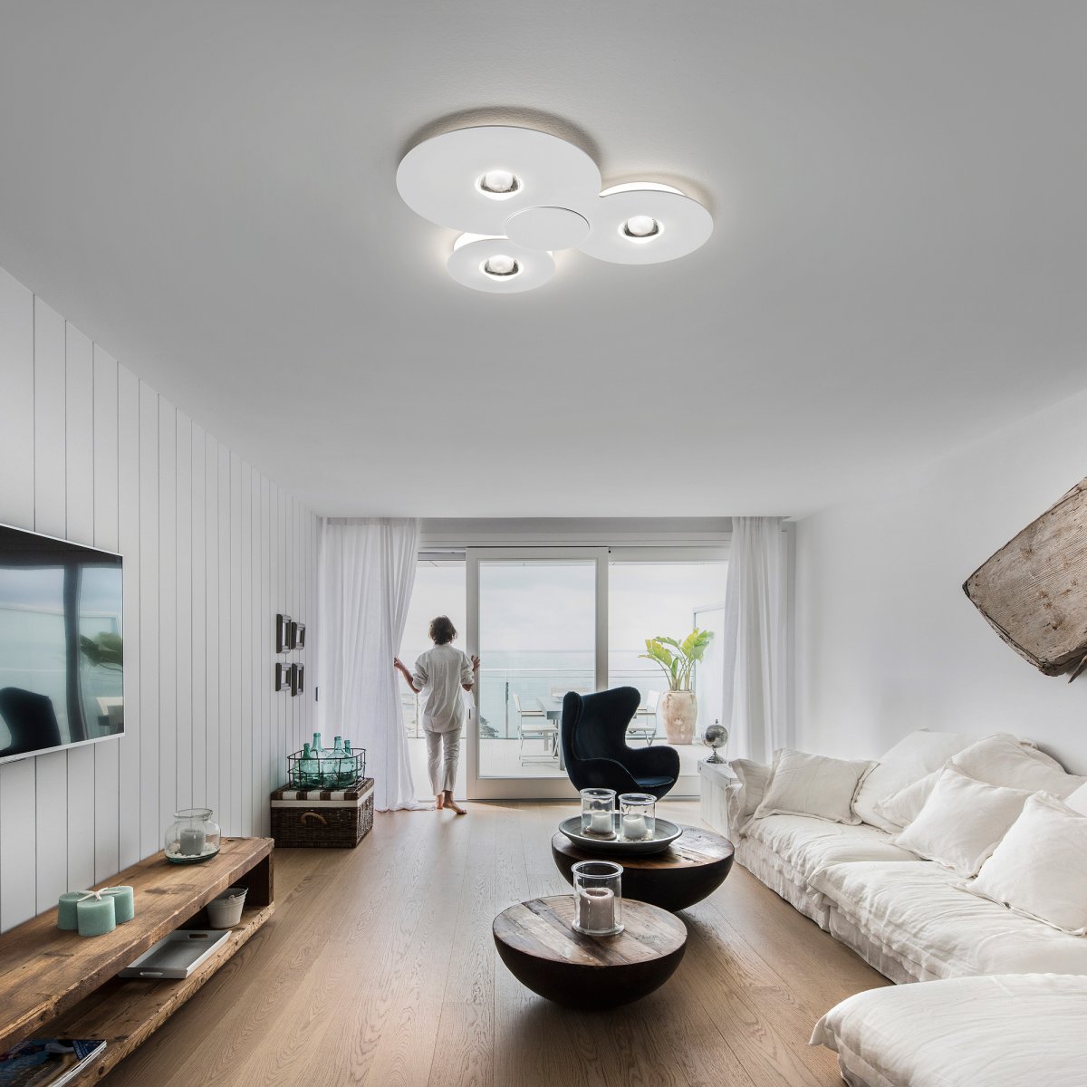 Черный глянцевый потолок