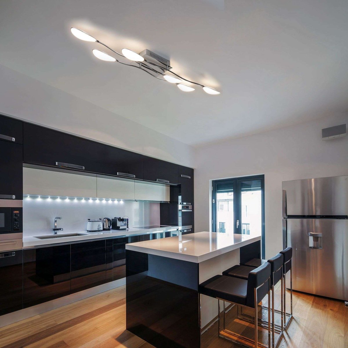 Черный потолок в квартире