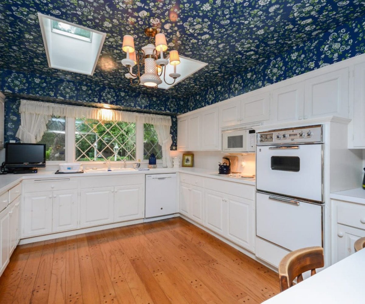 Декор потолка на кухне