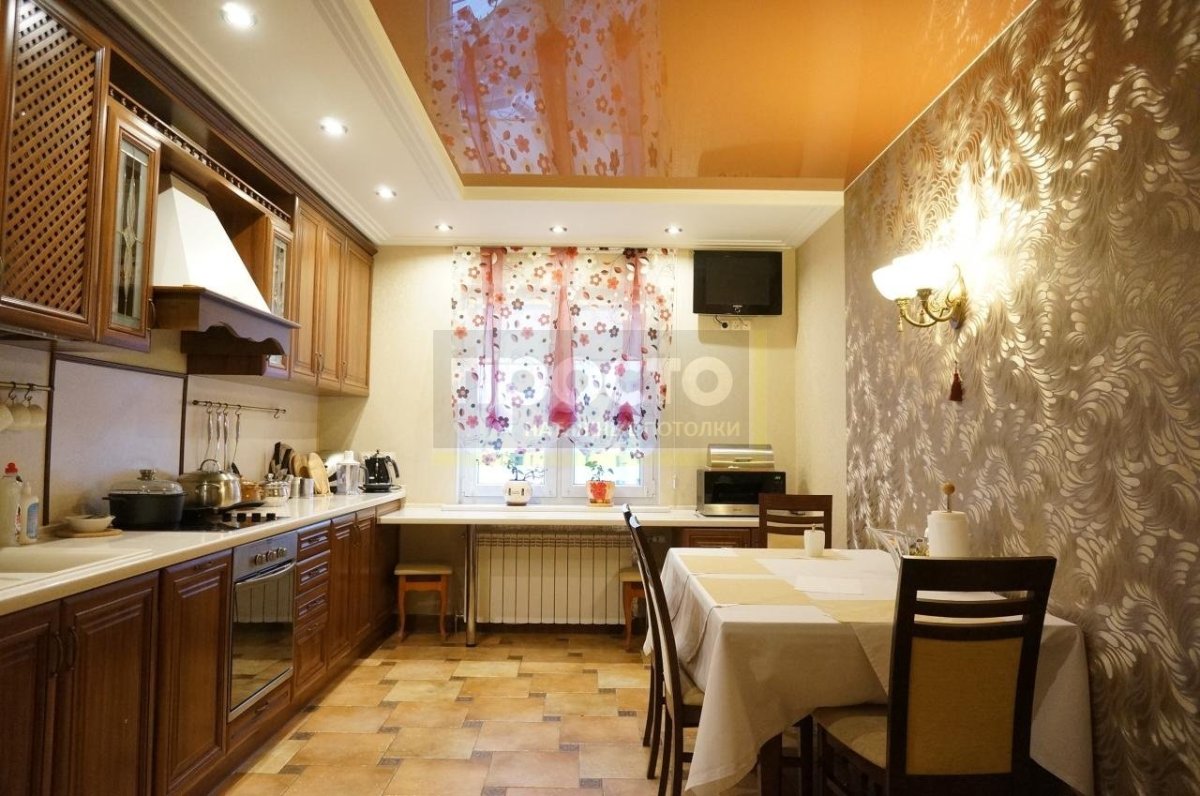 Декор потолка на кухне