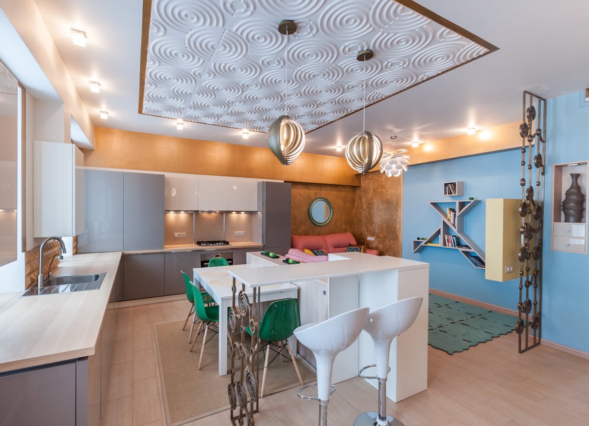 Черный потолок на кухне