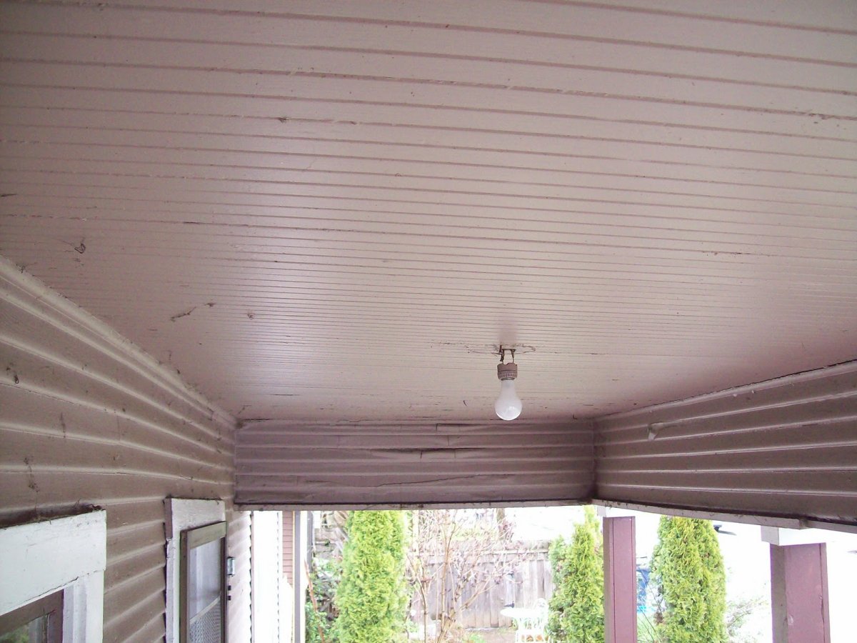 Подшивка потолка сайдингом на веранде