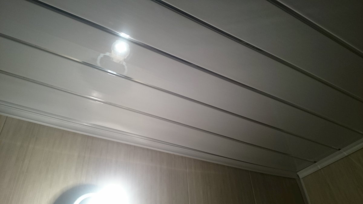 Пластиковый сайдинг на потолке