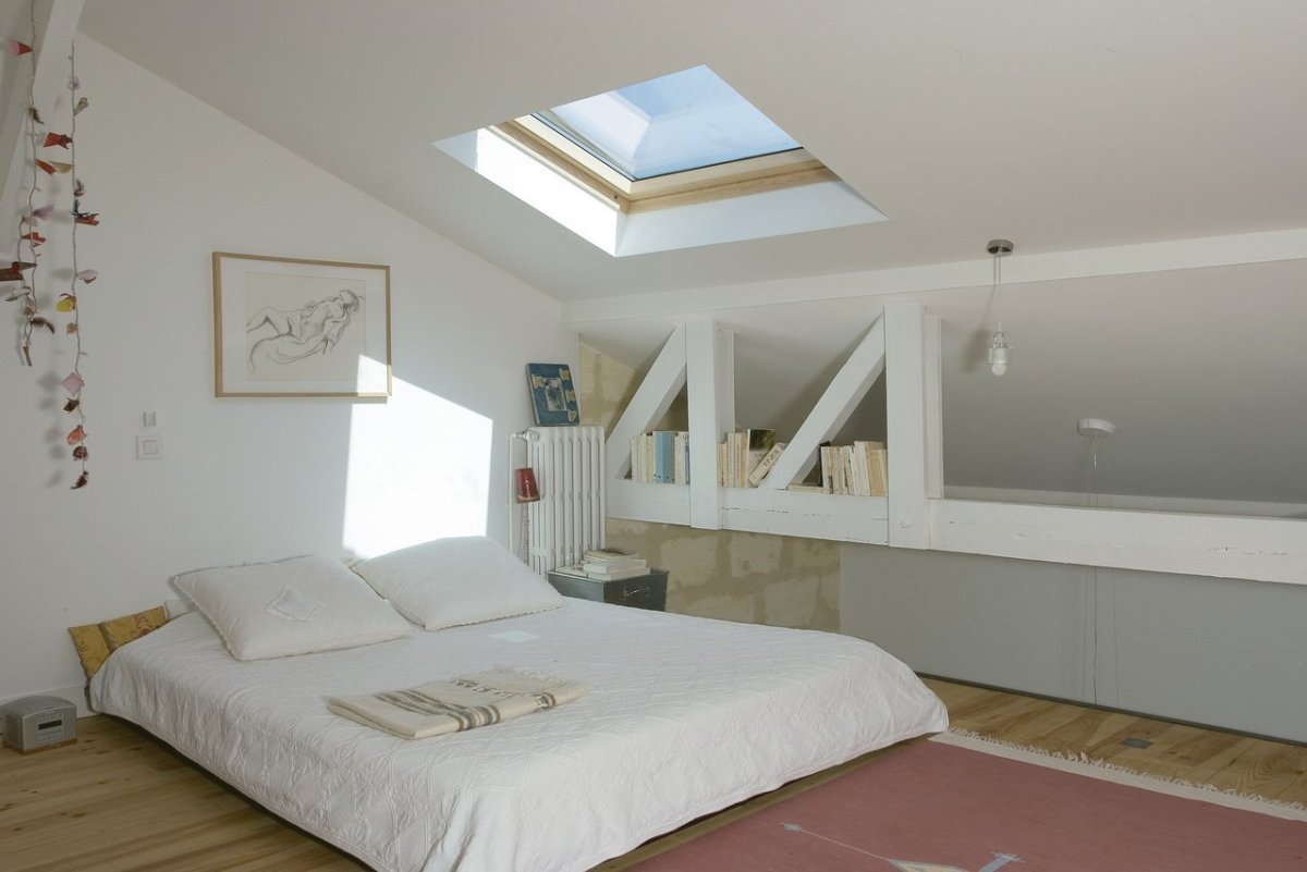 Отделка потолка мансарды