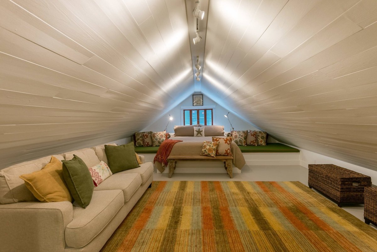 Глянцевый натяжной потолок